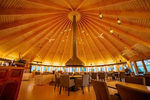 阿尔塔索利斯尼瓦伊戈鲁酒店的大型用餐室设有大天花板和桌椅