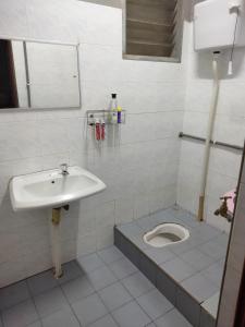 日得拉Singgahan Keluarga Jitu的一间带水槽和卫生间的浴室