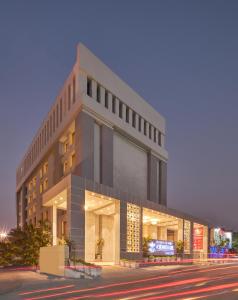 纳威孟买皇家兰花孟买中央格拉齐亚酒店的城市街道上的一个大型建筑
