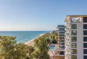 金沙GRIFID Metropol Hotel - Premium All inclusive & Private Beach - Adults Only的公寓大楼享有海景