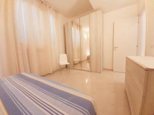 帕劳Palau Fonte Vecchia apartments的白色的客房配有床和镜子
