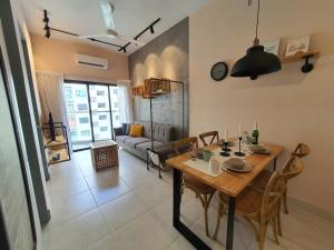 吉隆坡Cozy 2 bedrooms 4 pax Menjalara Near Desa Park City的用餐室和带桌子的客厅