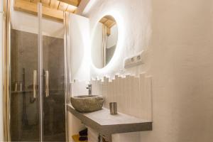 马海尔赖奥El Pequeño Pajar的一间带水槽和玻璃淋浴的浴室