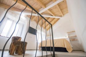 马海尔赖奥El Pequeño Pajar的一间卧室设有一张床和木制天花板