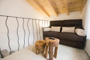 马海尔赖奥El Pequeño Pajar的客厅配有沙发和2张凳子