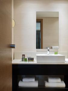 海若克利欧伊拉克利翁银河酒店的浴室设有白色水槽和镜子