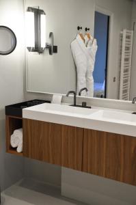 芒通圣贝尔纳门冬帕拉斯酒店的一间带水槽和镜子的浴室