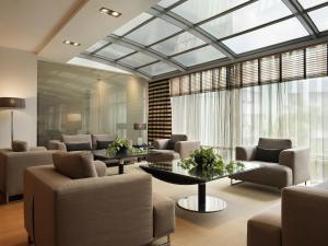 海若克利欧伊拉克利翁银河酒店的带沙发和桌子的客厅以及玻璃天花板。