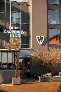 莫斯塔尔Hotel Carpe Diem的建筑上标有酒店大门的落地标志