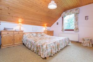 布莱德Panoramic Forest Chalet Bled Lake View的一间卧室设有一张床和木制天花板