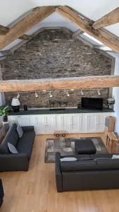 阿尔弗斯顿Moss Tarn的带沙发和石墙的客厅