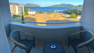 马尔马里斯GOLDKAYA HOTEL的阳台配有两把椅子,享有海景。