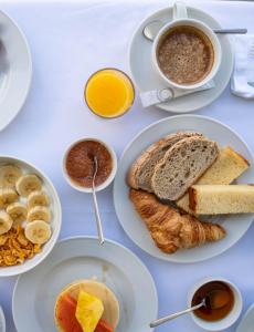 圣维森特Quinta Vale Vitis的餐桌,早餐盘和咖啡盘