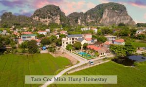 宁平Tam Coc Minh Hung Homestay的享有度假胜地的空中景致,以山脉为背景