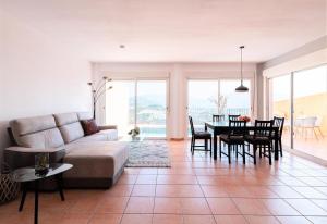 卡略萨登萨里亚Casa Linda Vista Altea Costa Blanca的客厅配有沙发和桌子