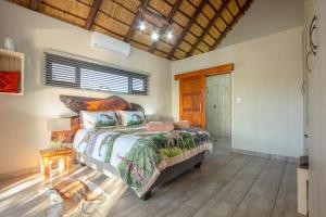 玛洛斯帕克Call of the Fish Eagle Self-catering Holiday Home with solar的卧室配有一张床