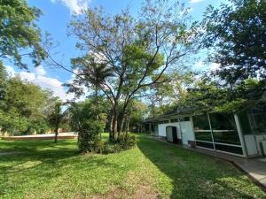 波萨达斯Parana Riverside Guest House - Posadas的一座房子,有一座庭院,有一座建筑