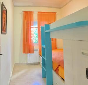 阿尔武希耶斯CasasMontseny的一间卧室配有带橙色窗帘的双层床