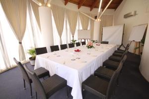维拉港美拉尼西亚维拉港酒店的一间会议室,配有白色的桌子和椅子