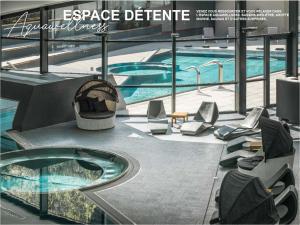 谷雪维尔Ecrin Blanc Resort Courchevel的大楼内游泳池的杂志封面