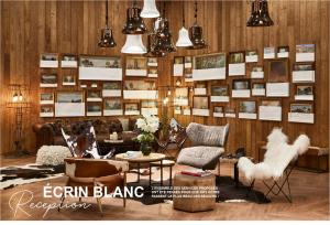 谷雪维尔Ecrin Blanc Resort Courchevel - Aquapark的一间设有桌椅和一堵画墙的房间
