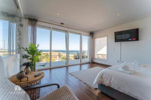 圣克鲁斯Villa da Gama - Santa Cruz的一间卧室配有一张床,享有海景