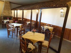 IlbonoOasi del benessere的一间带桌椅和壁炉的餐厅