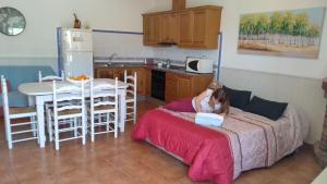 OrbaLa Casa del Carrebaix的一个小女孩躺在厨房的床上