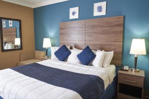 费尔黑文Seaport Resort and Marina的一间卧室设有一张大床和蓝色的墙壁