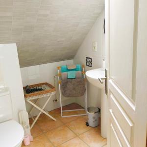 Saint-DenoualAu Ker Lauriers chambres et table d Hôtes的一间带水槽和卫生间的小浴室