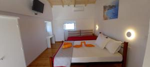 基普塞利布鲁思扎金索斯乡村民宿的一间房间,床上有橙色鞋