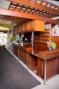 胡利亚卡Hotel San Román ⋆⋆⋆的餐厅厨房设有木制橱柜和柜台。