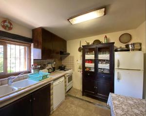 利马索尔Rodous Village House的厨房配有水槽和白色冰箱