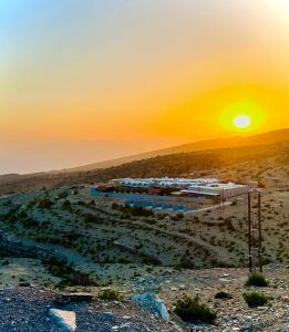 阿尔哈姆拉舒尔夫阿拉曼酒店的日落时分沙漠中的火车站