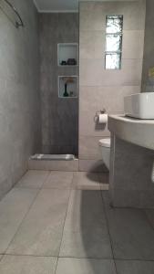 米克诺斯城Arion suites Mykonos的一间带水槽和卫生间的浴室
