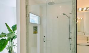 惠灵顿The Flats West的带淋浴的浴室和玻璃门
