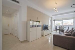 巴塞罗那马蒂公寓的白色的客厅配有沙发和桌子