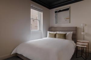 华盛顿Found Dupont Circle powered by Sonder的卧室设有一张白色大床和一扇窗户。