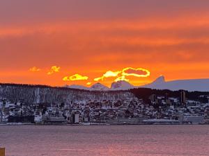 特罗姆瑟Polar Arctic View - Free Parking!的山 ⁇ 城市的日落