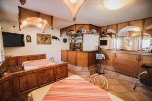 泽高杰耶泽尔斯科Homestay Kocka的带两张床的客房和带木制橱柜的厨房