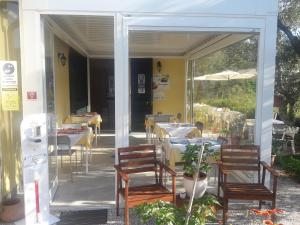 莱万托科利纳豪园农庄酒店的餐厅设有一座带桌椅的庭院