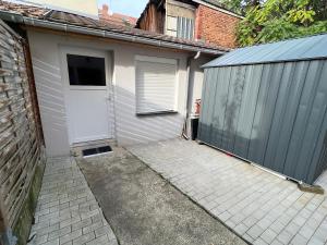 米卢斯# Le 6 # Joli petit studio ! Centre ville au calme的车库设有白色门和围栏