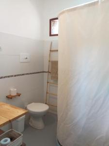 蒂尔卡拉Casa Inkill Huasi的一间带卫生间和木桌的浴室