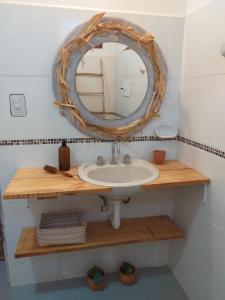 蒂尔卡拉Casa Inkill Huasi的一间带水槽和镜子的浴室