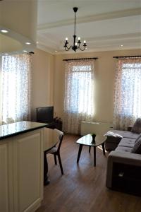 比托拉Chola Guest House的客厅配有沙发和桌子