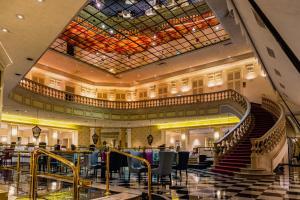 蒙特雷安瑞格玛莫特林酒店的一座大建筑中设有楼梯的餐厅