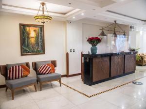 马丘比丘Jaya Machu Picchu Boutique Hotel的客厅配有两把椅子和一张桌子