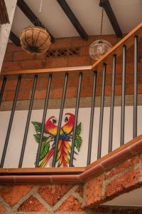 杰里科Hotel Santa Laura的楼梯栏杆,画着两只鸟