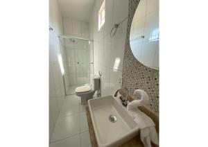 杰里科科拉Pousada Casa da Cion的一间带水槽、卫生间和镜子的浴室