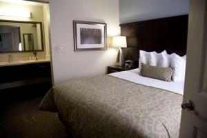 圣布鲁诺Sonesta ES Suites San Francisco Airport San Bruno的酒店客房设有床、水槽和镜子